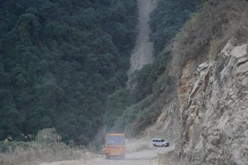 तातोपानी नाकामा व्यवसायीका दुःख, दुर्घटनाको जोखिम मोलेरै सामान ढुवानी