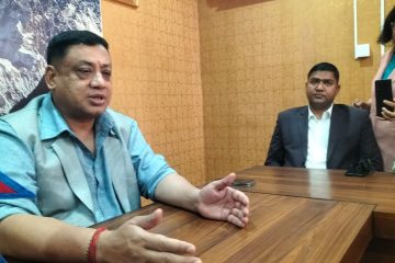 तातोपानी नाकामा व्यवसायीका दुःख, दुर्घटनाको जोखिम मोलेरै सामान ढुवानी