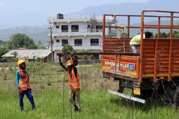 तातोपानी नाकामा व्यवसायीका दुःख, दुर्घटनाको जोखिम मोलेरै सामान ढुवानी